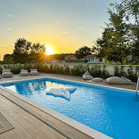 Nobel For 6 Adults With Private 40 M2 Heated Pool, Outside Bar & Movie Theatre * Bibici