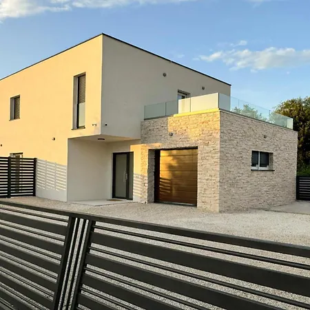 Villa Nobel For 6 Adults With Private 40 M2 Heated Pool, Outside Bar & Movie Theatre