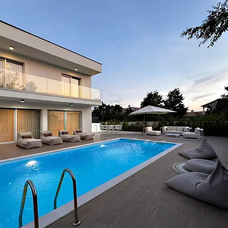Villa Nobel For 6 Adults With Private 40 M2 Heated Pool, Outside Bar & Movie Theatre